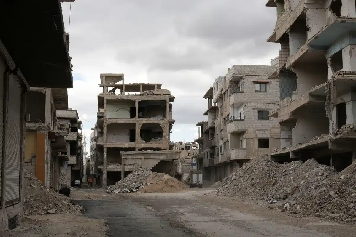Dystopische Stadtlandschaft mit Ruinen und extremen Wetterbedingungen, die den Zusammenbruch der Gesellschaft zeigt