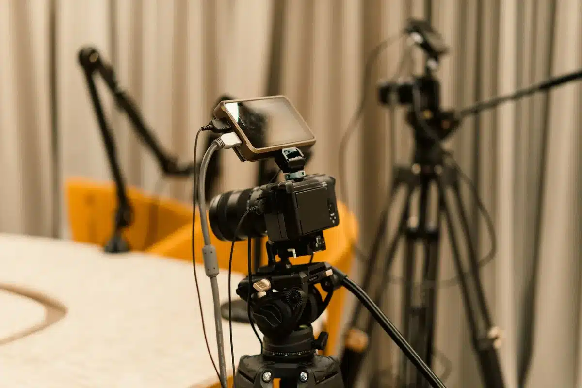 Micro et notes sur une table pendant une interview d'acteur